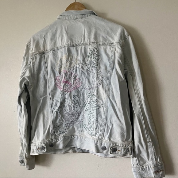 LEVI Strauss & Co Light Wash Embroidery Denim Jacket Size M - Picture 2 of 11